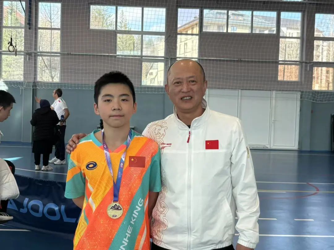 哈三赢博体育中教师指导中国女子乒乓球队夺得U15世界中学生夏季运动会团体冠军(图2)